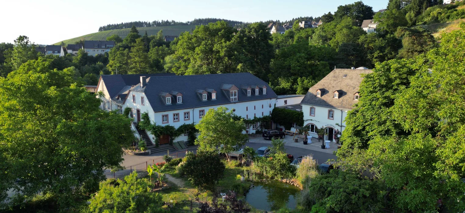 Gebäudeansicht Hotel Karlsmühle mit Restaurant und Weingut in Mertesdorf